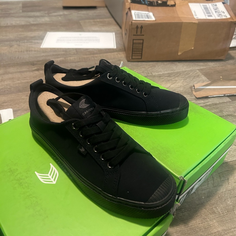 Cariuma women’s size 10.5 men’s 9 black on black